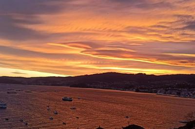 Amanecer. Alojamiento entero nuevo con vistas al mar.
