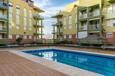 Bonito apartamento en la playa con piscina y parking