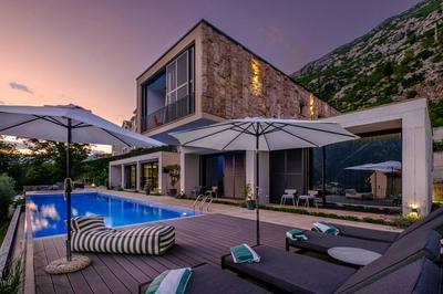 Villa Invicta with 17m pool and bay view