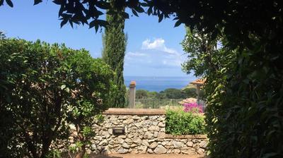 Nisportino, Elba. Bilocale con patio vista mare.