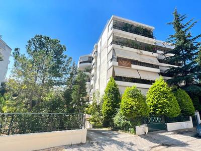 Cozy fairytal garden apartment, Family Friendly, Free parking, 15 Min to Airport