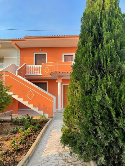 Villa Joli - 3 x spacious Houses with Yard & Parking in Central Vlore