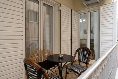 Vibrant Urban Getaway: Modern 1-Bedroom near Bars, Parks, and Metro