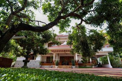 Parudeesa - Heavenly- Luxurious Palace look-Near CBD - Kerala - India with Breakfast