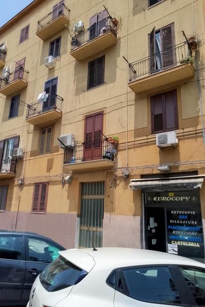 Egsicilia near train station