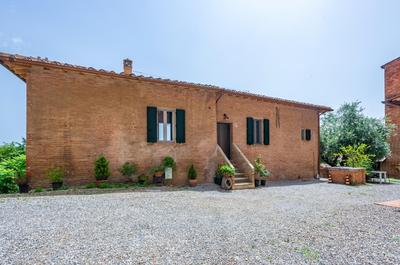 Porta Romana Elegant Apartments with Private Parking!