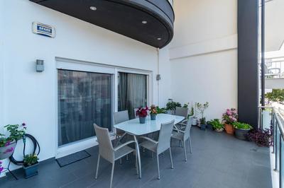 BLACK & WHITE CITY VILLA