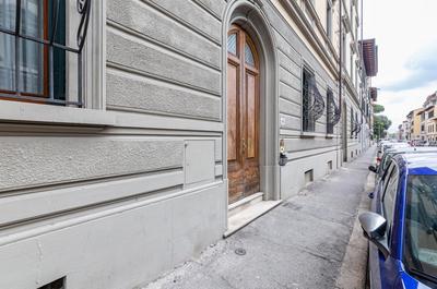 GuestHost - Stibbert & Statuto Elegant Flat with Balcony