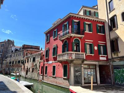 Splendid “True Venice Apartment” overlooking water
