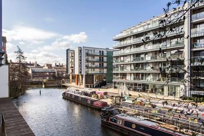 Canal-side apartment in Shoreditch