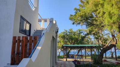 Pelekanos Beachfront Apartment