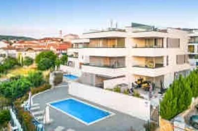 Apartment with pool and jacuzzi