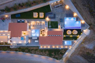 ViveVerde Villa, featuring 3 Pools - Walking distance to Beach & Shops, By ThinkVilla