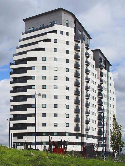 Modern 2BR Apartment City Centre Free Secure Parking Stunning Views