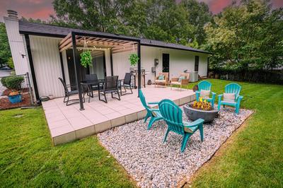 Vibrant South CLT Oasis, 3BRs, Patio, Fire Pit