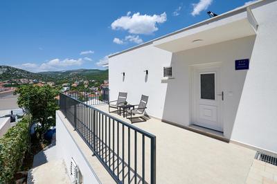 NELA & SARA - 2 apartments with heated swimming pool