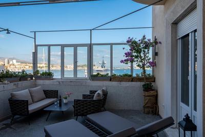 Lusso Apartment with sea view
