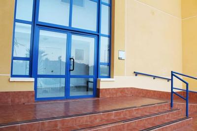 Apartamento con vistas, piscina, tenis y cine