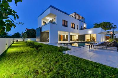 CROWONDER Mila Prestige Villa with Heated Swimming Pool, Jacuzzi and Sauna