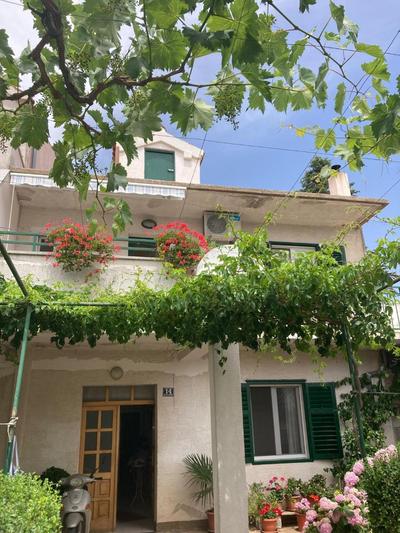 Apartman s kuhinjom i privatnom terasom u centru