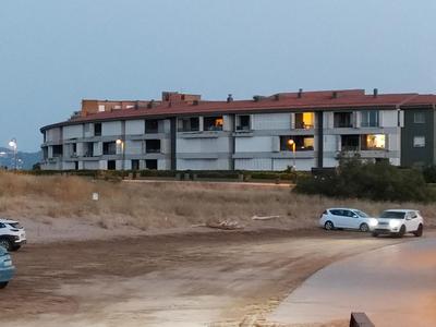 Pis a peu de platja amb vistes