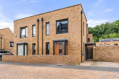 Sleek and Stylish 2 Bed with Garden and Parking