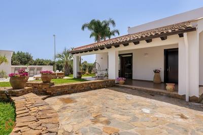 Posh villa with pool & jacuzzi