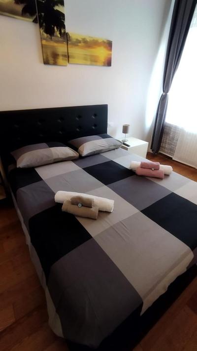 In viaggio con Pippo - Ampio appartamento con AC nei pressi di Piazza Bovio e del Rivellino