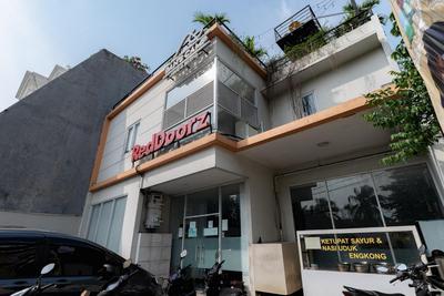 RedDoorz near Puri Indah Lippo Mall 2
