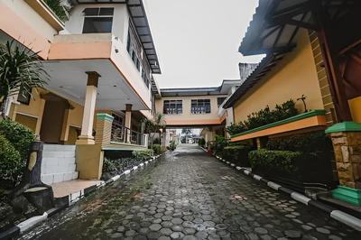 RedDoorz Plus at Neo Asri Hotel Megamendung Puncak Bogor