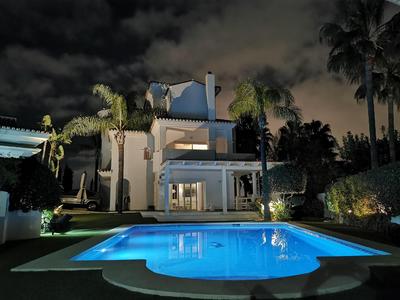 Stunning and luxury Villa in Marbella-Atalaya - 250m to GC Atalaya, 2x 18 holes and very close to the beach of San Pedro de Alcántara and Puerto Banus or P