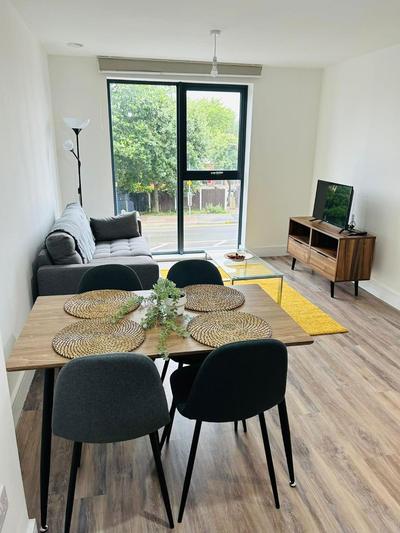 Modern 2BR Sleeps 4 Easy Access to City Centre