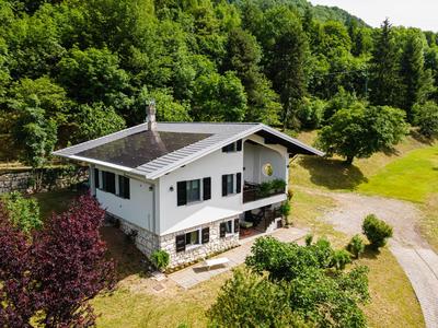 Villa tra montagna e laghi 14 posti