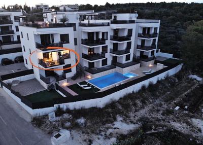 Apartment Koc, Okrug Gornji - with a pool