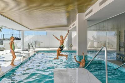 ViVi Homes - Luca Pool, Gym, Spa & Sea View
