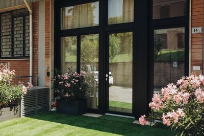 GuestHost - Studio 1 Deisgn Apartment with Car Parking!