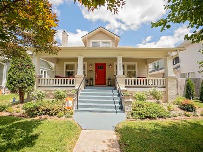 The Cherry St House|Dog Friendly |Sleeps 10 |Near MSU