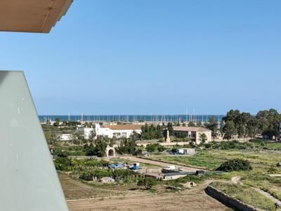 Acogedor y luminoso apartamento con vistas despejadas, al mar, y a la Torre Medieval de la Guardiola - Ascensor y Parking gratuito - Nombre Apartamento Bri