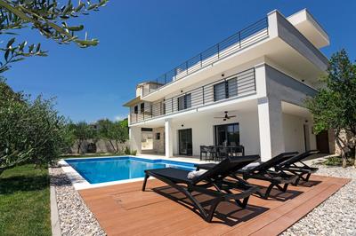 Family House "Villa Gyra" with Private Swimming Pool, Indoor BBQ, Gym and Gaming room!