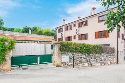 Contrada del Nonno Apartments (city center - private parking on-site)