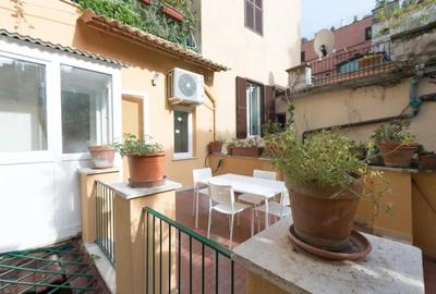 Quiet with large terrace in Spanish Steps area
