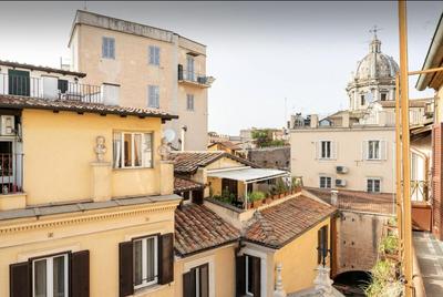 Piazza Navona Center House