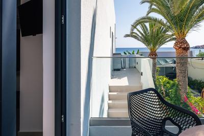 Del Mare Apts