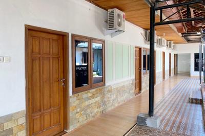 Adipura Guesthouse Syariah Mitra RedDoorz near Terminal Nganjuk