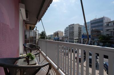 Newly Renovated 2 Bedroom Apartment, 5min to metro