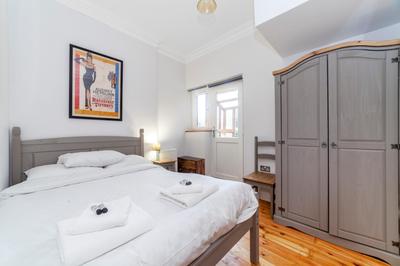 Stylish 1 BDR apt wcommunal garden, Greenwich