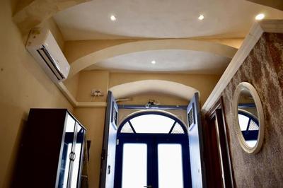 City centre Pied-à-Terre near food market and walking distance to bus terminus