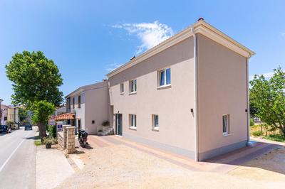 New 4 star apartment M&A in town Cres