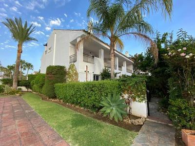 House with private pool acces and close to beaches