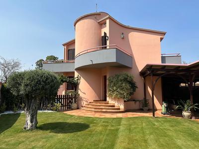 Villa con piscina e giardino a due passi dal mare.